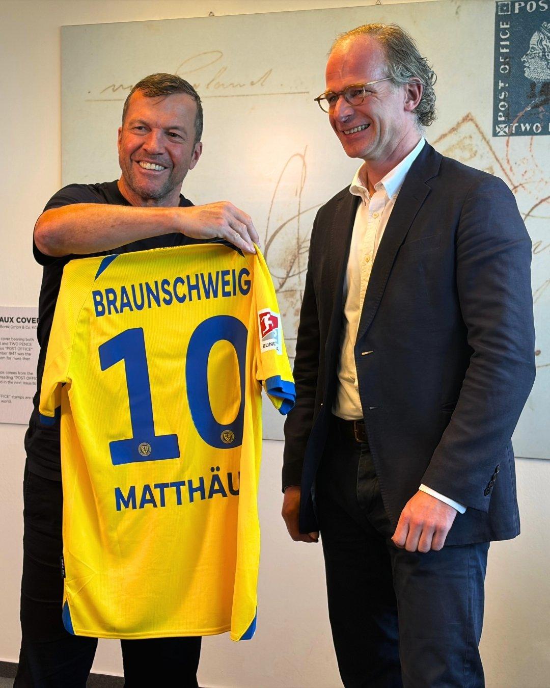 Lothar Matthäus und Richard Borek präsentieren Braunschweig Trikot